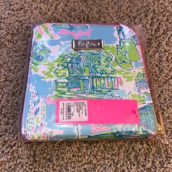 New Lilly Pulitzer Getaway Packable Tote
Retail $74
: Multi Lilly Loves Philly - Picture 6 of 6